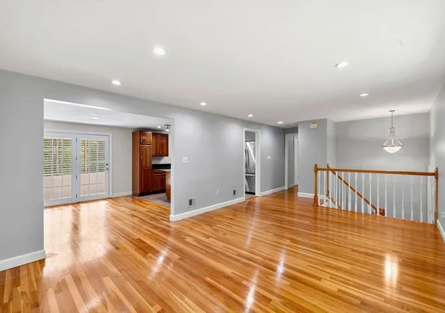 4th image of 15 Crestwood Dr, Framingham, MA 01701 | MLS# 73550787