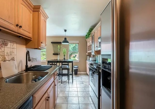 3rd image of 288 Regency Park Dr #288, Agawam, MA 01001 | MLS# 73519074