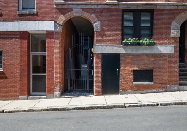 2nd image of 38A Charter St, Boston, MA 02113