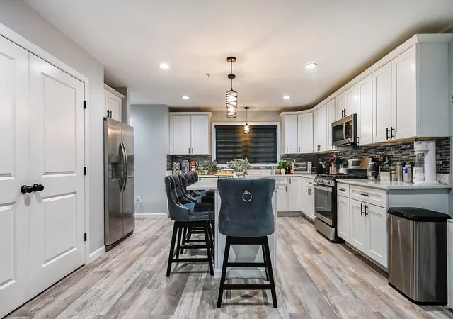 2nd image of 550 Spring St, Fall River, MA 02721