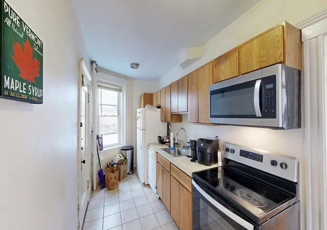 4th image of 19 Short St, Brookline, MA 02446