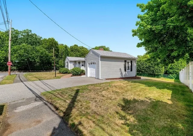 3rd image of 4 Abbott Rd, Waltham, MA 02452 | MLS# 73556254