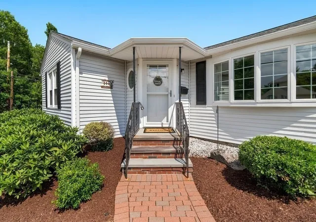 4th image of 4 Abbott Rd, Waltham, MA 02452 | MLS# 73556254