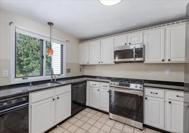 Listing Photo 4 - Condo for sale in building located at 14 Jefferey Ln, Haverhill, MA 01830 - Unit #14