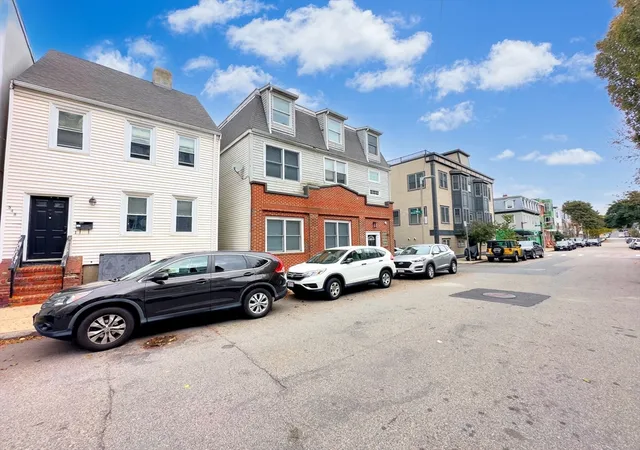 3rd image of 550 E 3Rd St, South Boston, MA 02127 | MLS# 73492836