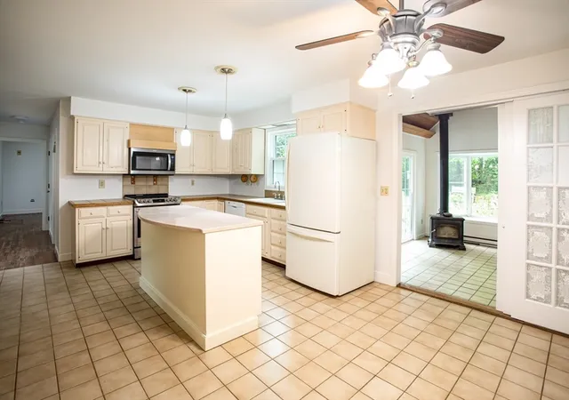 4th image of 1 Holly Hill Ave, Westport, MA 02790 | MLS# 73527413