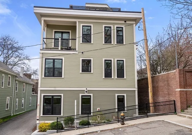 2nd image of 10 Boylston Pl, Jamaica Plain, MA 02130