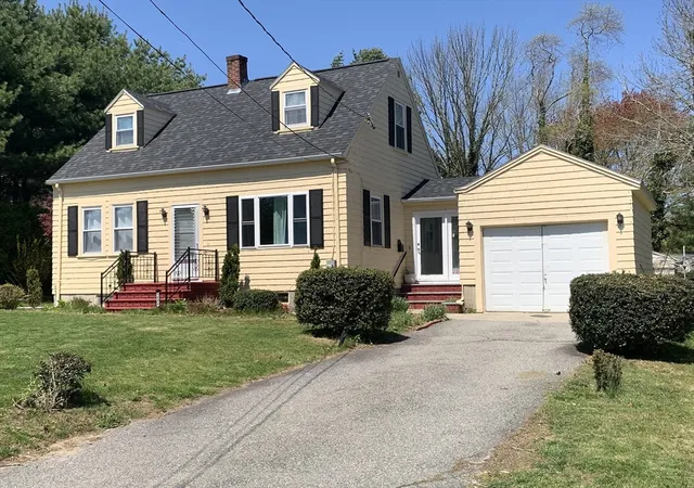 Homes for sale in Somerset, MA | 1206 Old North St, Somerset, MA 02726 | MLS# 73513234