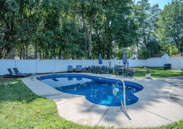 5th image of 156 Oak St, Weymouth, MA 02190 | MLS# 73567966
