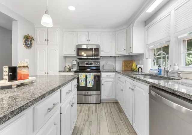 3rd image of 35 Oakmeadow Ln, Methuen, MA 01844 | MLS# 73537958