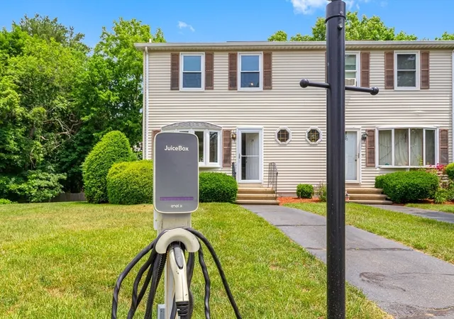 Homes for sale in Woburn, MA | 29 Northwoods Cir, Woburn, MA 01801 | Houzeo
