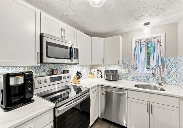 Listing Photo 4 - Condo for sale in building located at 194 Washington St, Winchester, MA 02021 - Unit #B