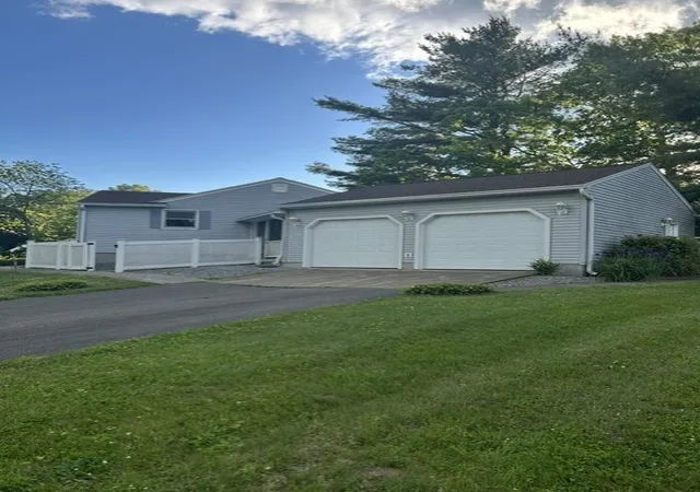 Homes for sale in Southwick, MA | 1 Red Oak Dr, Southwick, MA 01077 | MLS# 73527366