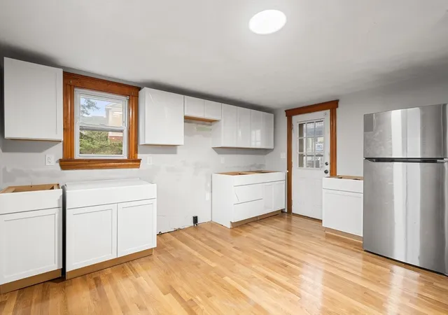 Listing Photo 4 - Condo for sale in building located at 13 Oxford St, Lynn, MA 02780
