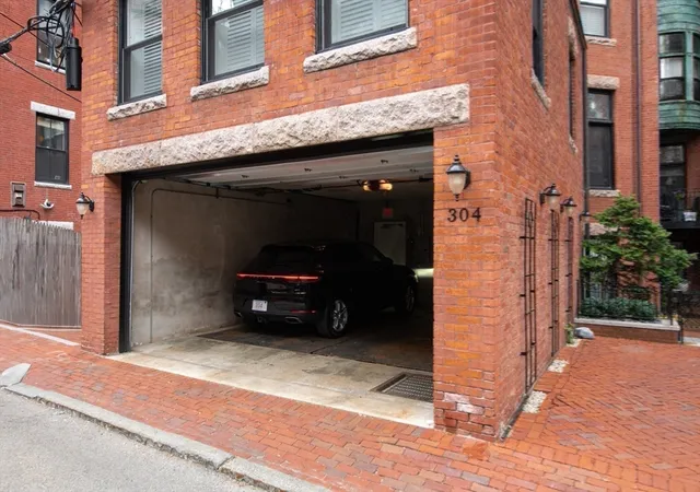 2nd image of 304 Commonwealth Ave, Boston, MA 02115