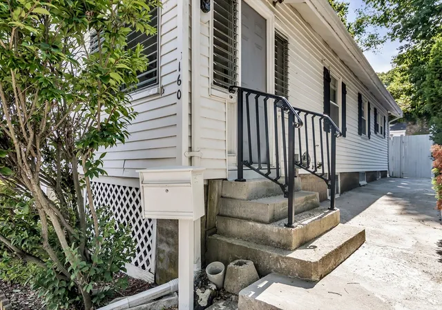 4th image of 160 Linwood St, Lynn, MA 01905 | MLS# 73561958