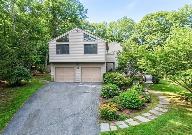 Homes for sale in Upton, MA | 215 North St, Upton, MA 01568 | MLS# 73488757