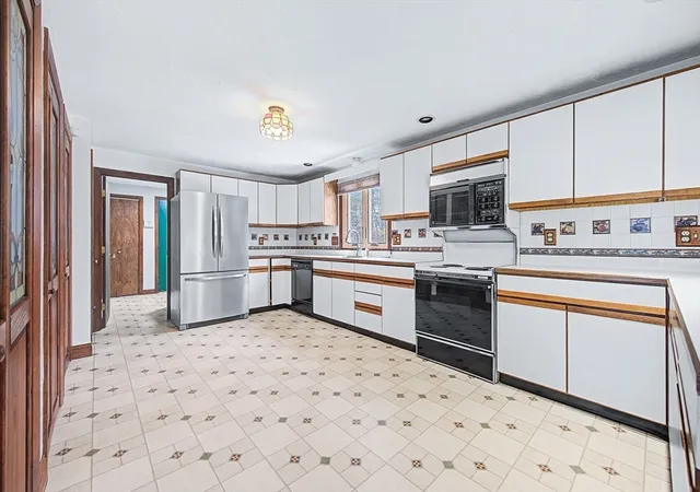 Homes for sale in Upton, MA | 215 North St, Upton, MA 01568 | MLS# 73488757