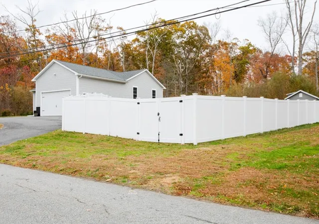 2nd image of 33 Rhinecliffe Rd, Swansea, MA 02777 | MLS# 73570168