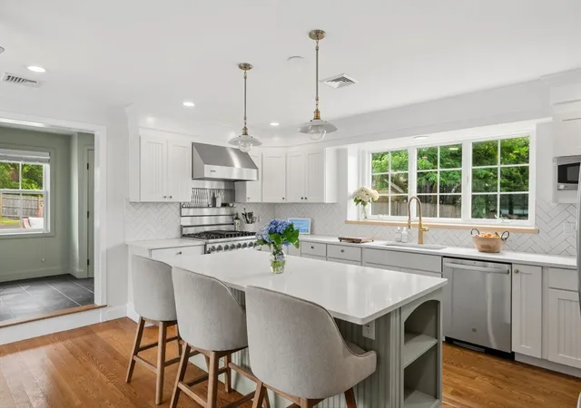 4th image of 19 Hersey St, Hingham, MA 02043 | MLS# 73550365