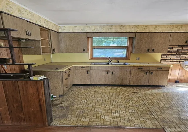 5th image of 37 Academy St, Chicopee, MA 01013 | MLS# 73566671