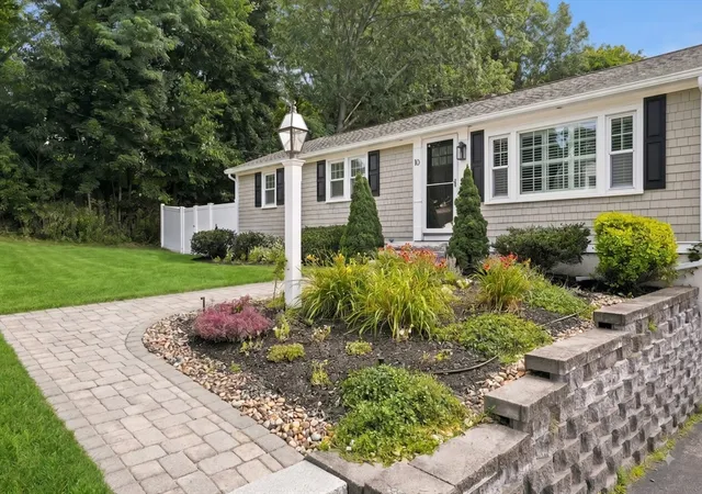2nd image of 10 Hunter Dr, Newburyport, MA 01950 | MLS# 73563238