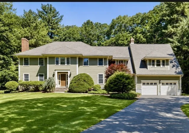 1st image of 10 Donnelly Dr, Medfield, MA 02052 | MLS# 73538110