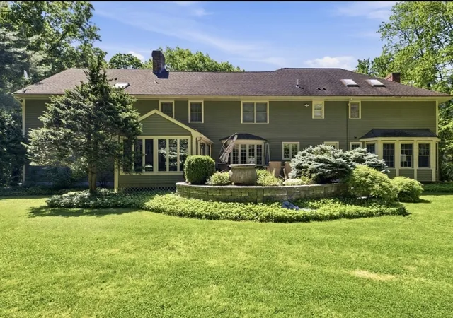 2nd image of 10 Donnelly Dr, Medfield, MA 02052 | MLS# 73538110