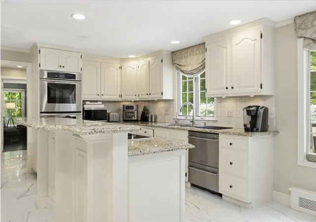 5th image of 10 Donnelly Dr, Medfield, MA 02052 | MLS# 73538110