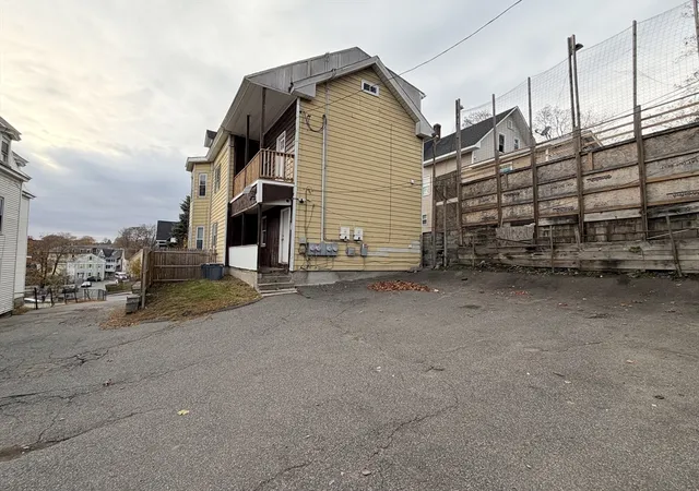 32nd image of 12 King St, Worcester, MA 01610 | MLS# 73455576