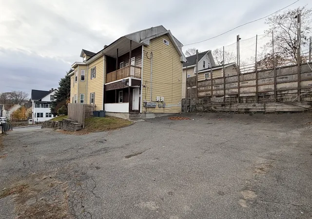 4th image of 12 King St, Worcester, MA 01610 | MLS# 73455576