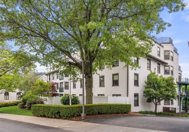 2nd image of 227 Summit Ave #W205, Brookline, MA 02446 | MLS# 73519515