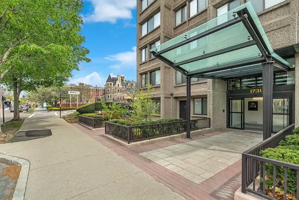 Listing Photo 2 - Condo for sale in 1731 Beacon St located at 1731 Beacon St, Brookline, MA 02445 - Unit #1515