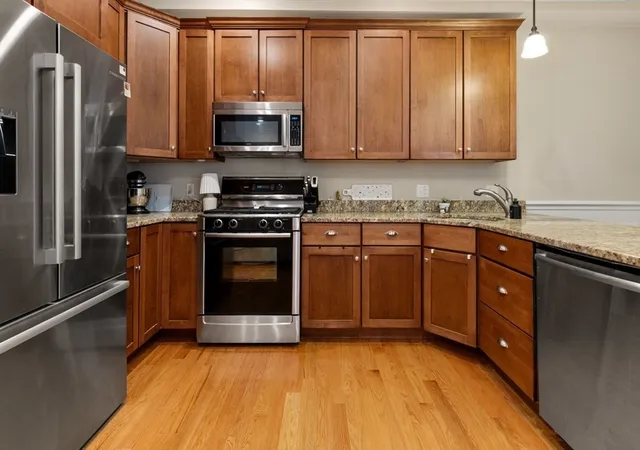4th image of 150 M St, Boston, MA 02127