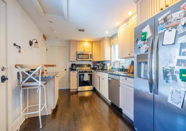 2nd image of 581 E 8Th St, South Boston, MA 02127