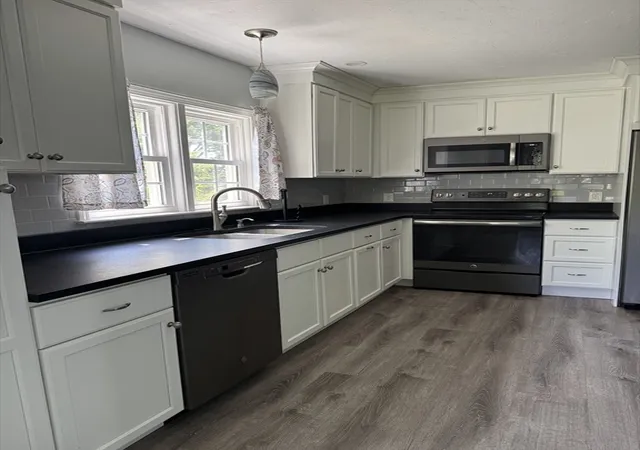 Photo 4 of Sale Pending at 185 College St, Worcester, MA 01610 | MLS# 73552044 | Listing updated on 2026-08-31