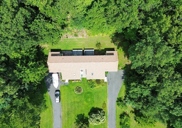 2nd image of 5 Mdw Oak Ln, South Deerfield, MA 01373