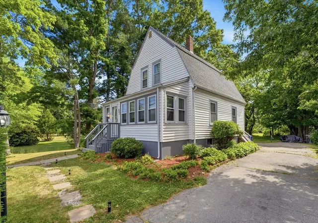 2nd image of 460 Salem St, Rockland, MA 02370 | MLS# 73538910