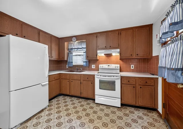 3rd image of 1 Ridgeway Ave, Billerica, MA 01821 | MLS# 73549233