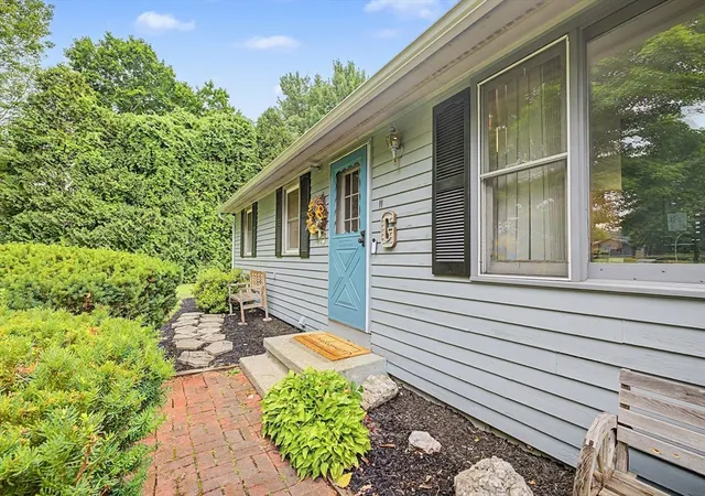 2nd image of 11 Crestview Dr, Hadley, MA 01035 | MLS# 73548056