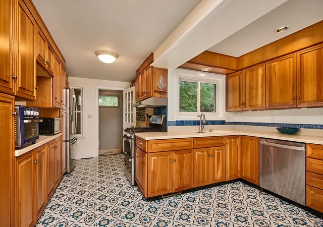 5th image of 236 N Maple St, Florence, MA 01062 | MLS# 73550224