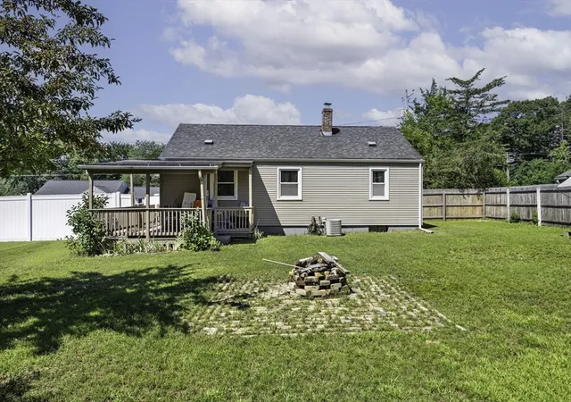 Photo 3 of Single family home for sale at 133 Denwall Dr, Springfield, MA 01119 | MLS# 73569445 | Listing updated on 2026-09-01