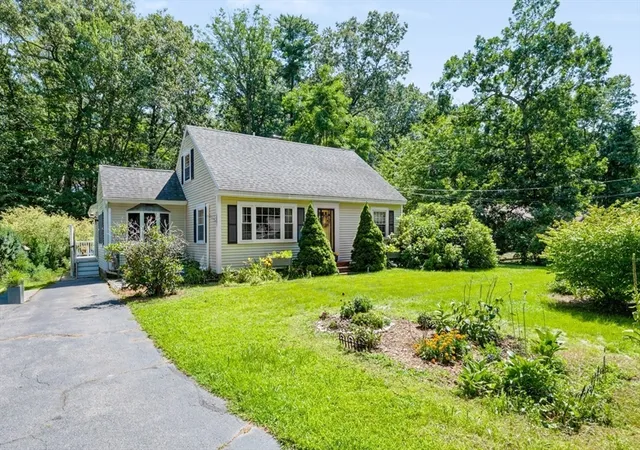 2nd image of 19 Middle Rd, Amesbury, MA 01913 | MLS# 73556396