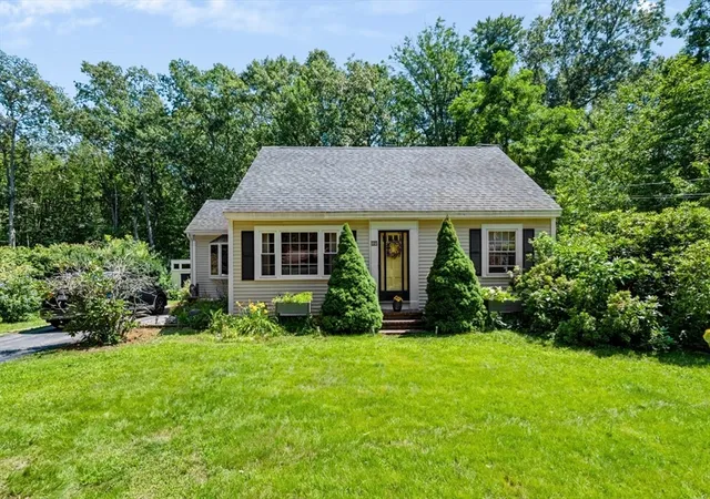 3rd image of 19 Middle Rd, Amesbury, MA 01913 | MLS# 73556396