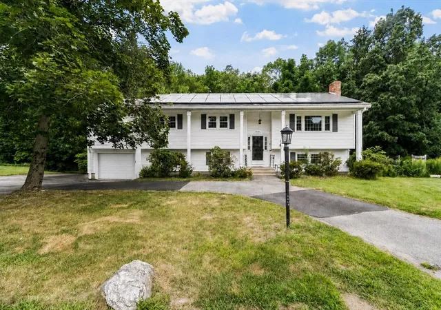 2nd image of 14 Olde Berry Road, Andover, MA 01810 | MLS# 73553759