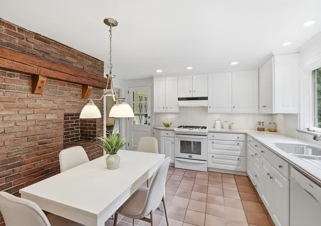 4th image of 203 E Riding Dr, Carlisle, MA 01741 | MLS# 73538542