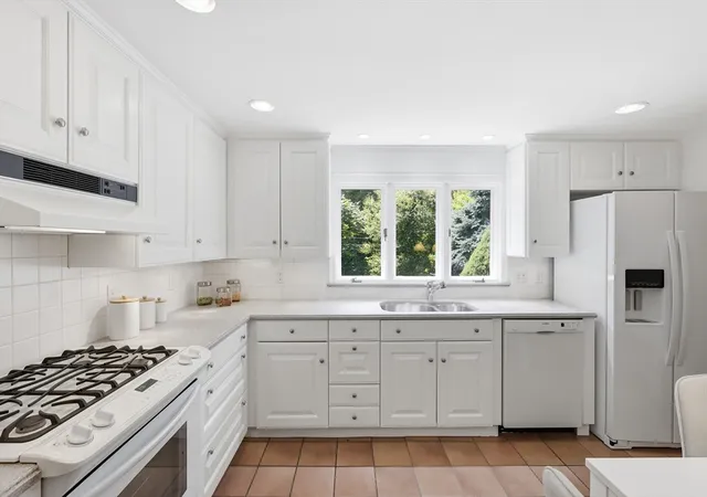 5th image of 203 E Riding Dr, Carlisle, MA 01741 | MLS# 73538542