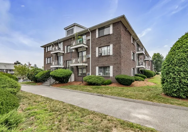 1st image of 262 E Haverhill St #2, Lawrence, MA 01841 | MLS# 73552673