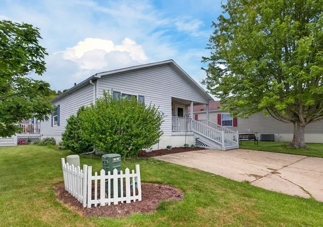 3rd image of 96 Songbird Ln, Tiverton, RI 02878 | MLS# 73527363