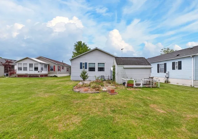 4th image of 96 Songbird Ln, Tiverton, RI 02878 | MLS# 73527363